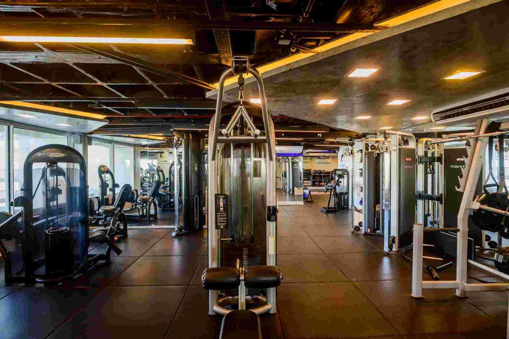 Hotel Luzeiros Sao Luis Экстерьер фото The photo shows a modern gym interior. It features various exercise machines, including strength training equipment and cardio machines. The gym has a sleek design with good lighting, large windows allowing natural light, and a spacious layout. The f